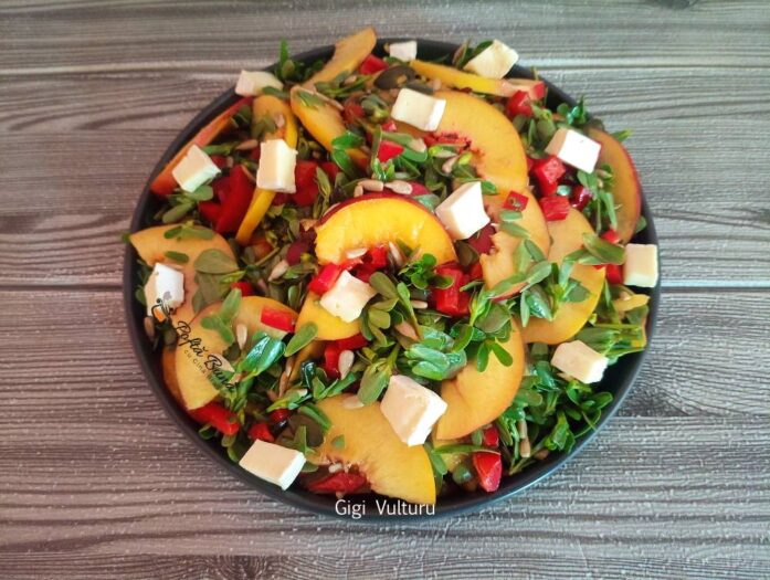 Salata de iarba grasa, nectarine si ardei salata iarba grasa nectarine ardei reteta gina bradea 3 697x525 - Salata de iarba grasa, nectarine si ardei