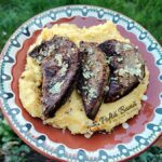 Ficat de porc la tigaie, cu usturoi si mamaliguta