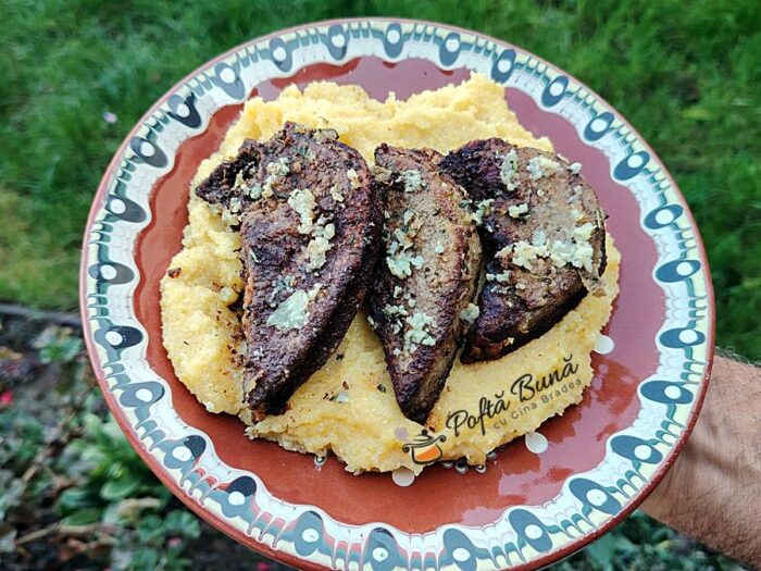 Ficat de porc la tigaie, cu usturoi si mamaliguta