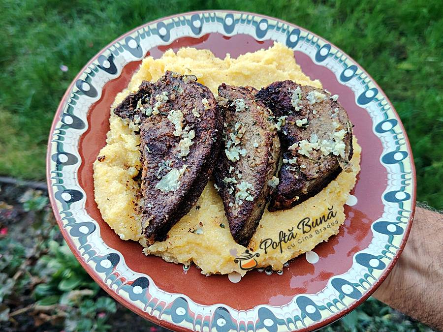 Ficat de porc la tigaie, cu usturoi si mamaliguta