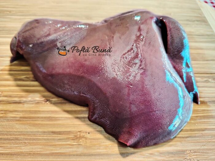 Ficat de porc la tigaie cu usturoi si mamaliguta reteta simpla gina bradea 2 700x525 - Ficat de porc la tigaie, cu usturoi si mamaliguta