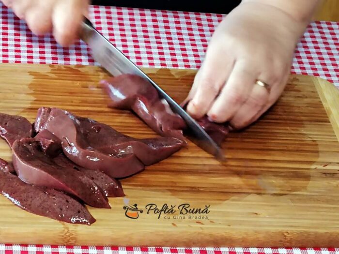 Ficat de porc la tigaie, cu usturoi si mamaliguta