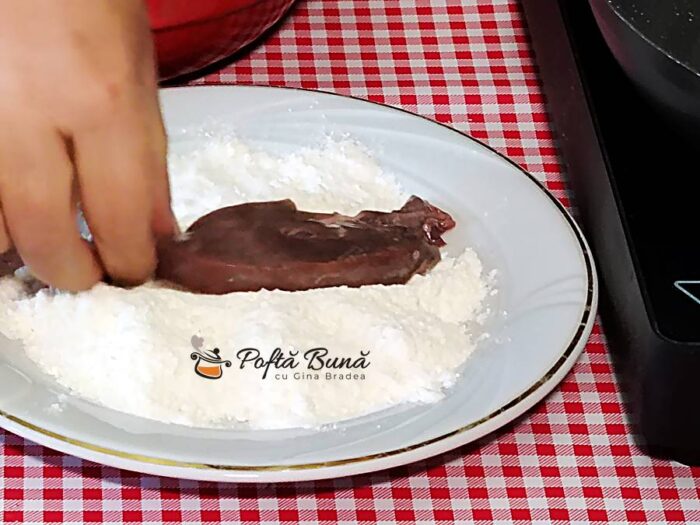 Ficat de porc la tigaie, cu usturoi si mamaliguta