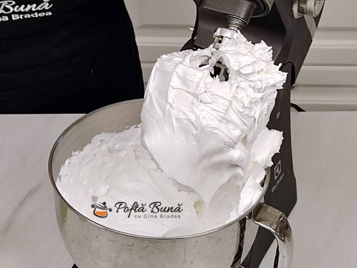 Prajitura cu branza de vaci reteta veche Prajitura cu branza de vaci reteta veche din caietul mamei gina bradea 3 700x525 - Prajitura cu branza de vaci reteta veche