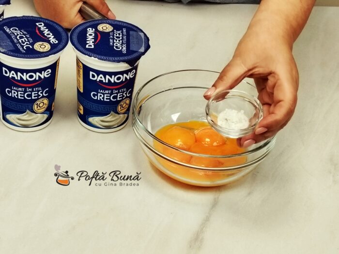 Chec cu iaurt si nuci Chec cu iaurt si nuci 2 tavi reteta gina bradea 3 700x525 - Chec cu iaurt si nuci