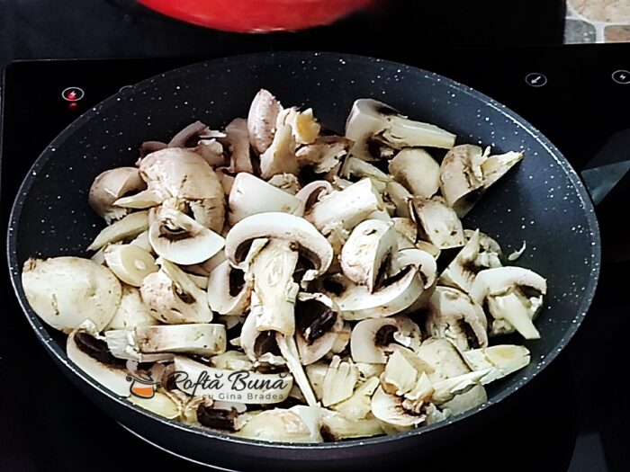 Ciuperci la tigaie cu usturoi