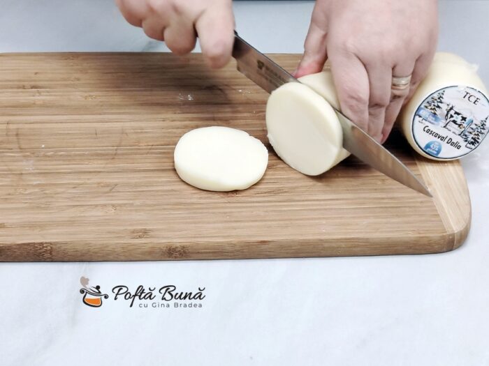 Cornuri cu cascaval si branza Cornuri cu cascaval si branza aperitiv moi reteta gina bradea 3 700x525 - Cornuri cu cascaval si branza