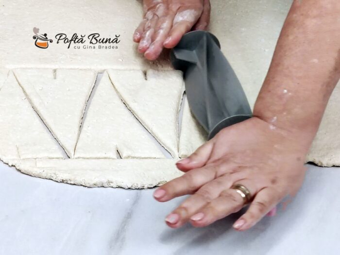 Cornuri cu cascaval si branza Cornuri cu cascaval si branza aperitiv moi reteta gina bradea 4 700x525 - Cornuri cu cascaval si branza