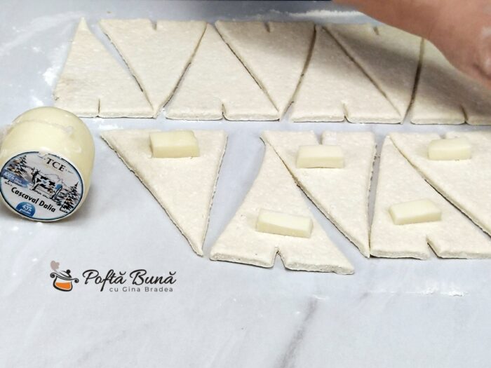 Cornuri cu cascaval si branza Cornuri cu cascaval si branza aperitiv moi reteta gina bradea 5 700x525 - Cornuri cu cascaval si branza