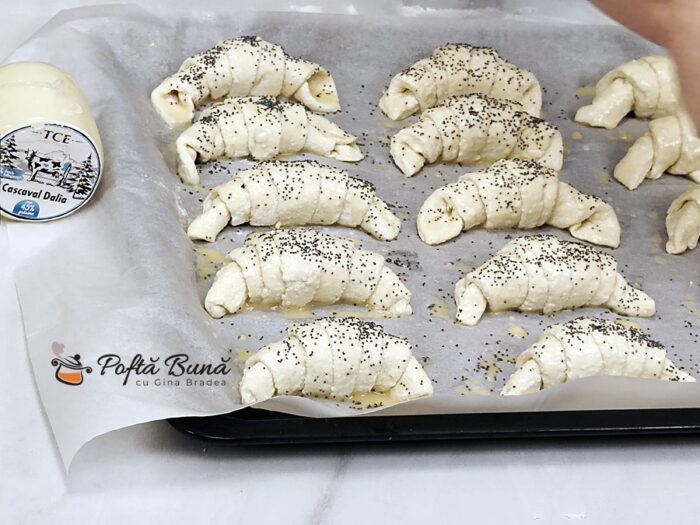 Cornuri cu cascaval si branza Cornuri cu cascaval si branza