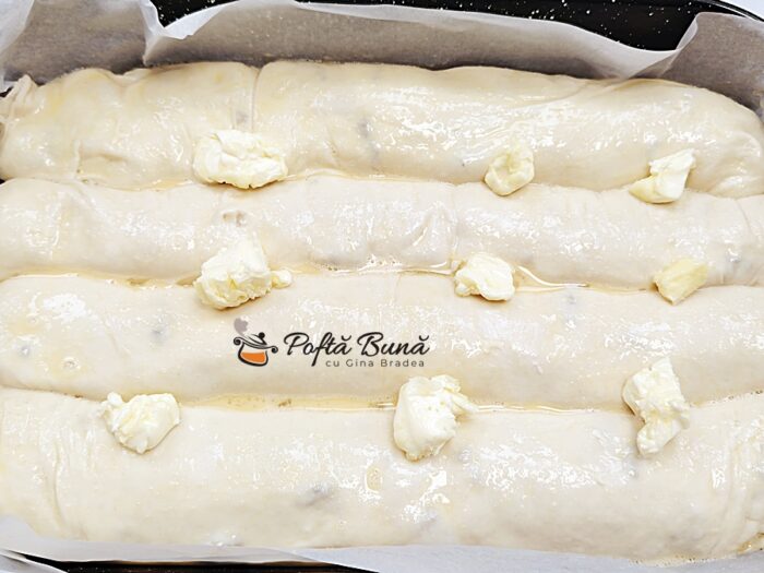 Placinta cu branza dulce si stafide, cu foi de casa