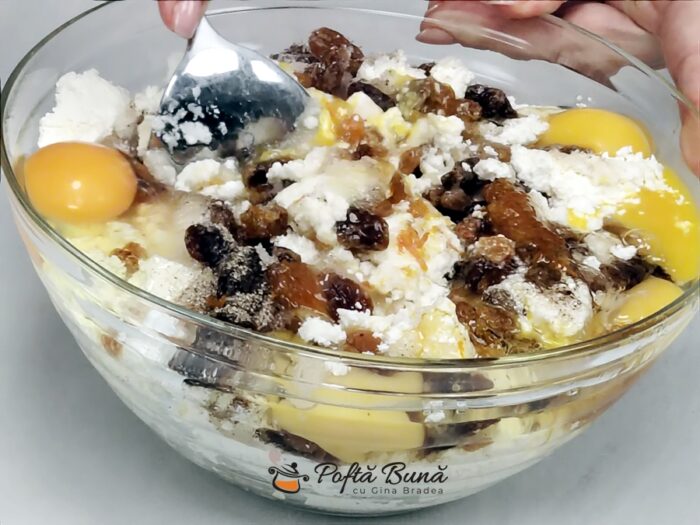 Placinta cu branza dulce si stafide cu foi de casa din aluat dospit reteta gina bradea 4 700x525 - Placinta cu branza dulce si stafide, cu foi de casa