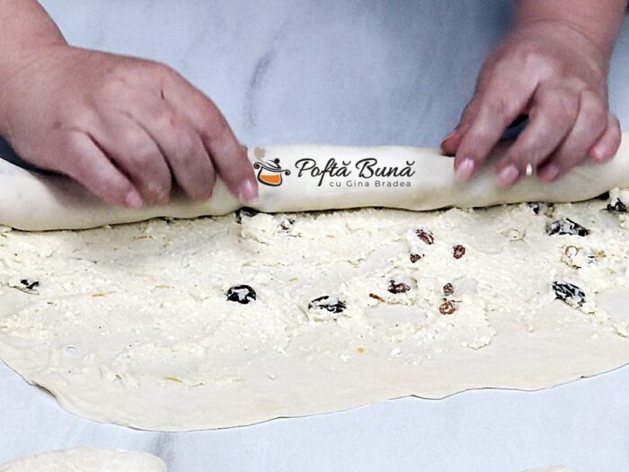 Placinta cu branza dulce si stafide cu foi de casa din aluat dospit reteta gina bradea 7 700x525 - Placinta cu branza dulce si stafide, cu foi de casa