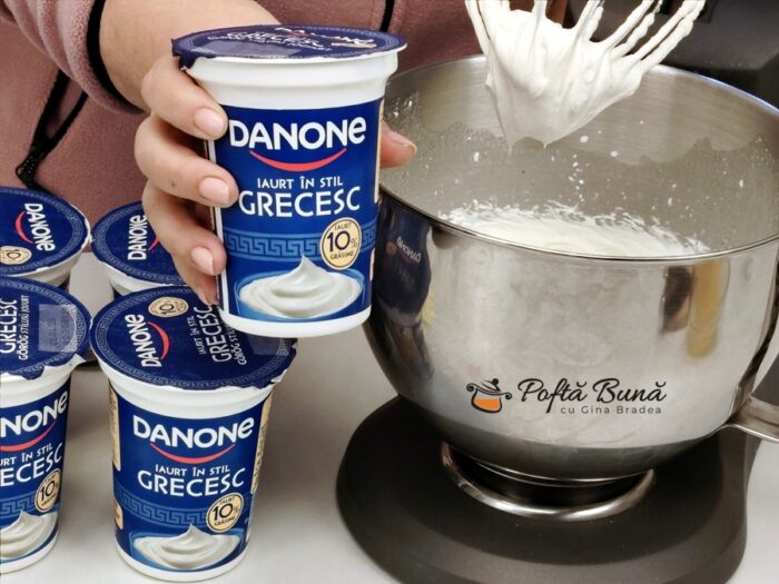 Tort cu iaurt si piersici reteta rapida fara coacere gina bradea 4 700x525 - Tort cu iaurt si piersici fara coacere