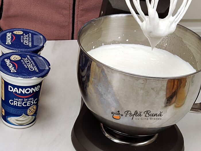 Tort cu iaurt si piersici reteta rapida fara coacere gina bradea 5 700x525 - Tort cu iaurt si piersici fara coacere