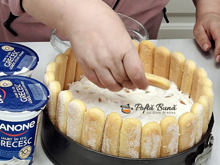 Tort cu iaurt si piersici fara coacere