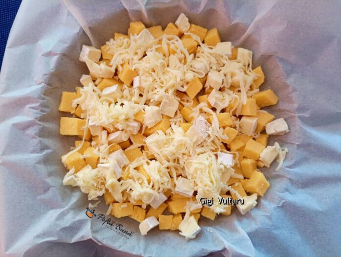 mamaliga cu oua si branzeturi reteta gina bradea 3 697x525 - Mamaliga cu oua si branzeturi