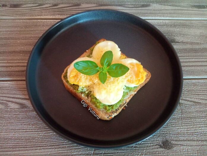 Paine toast cu spanac si oua