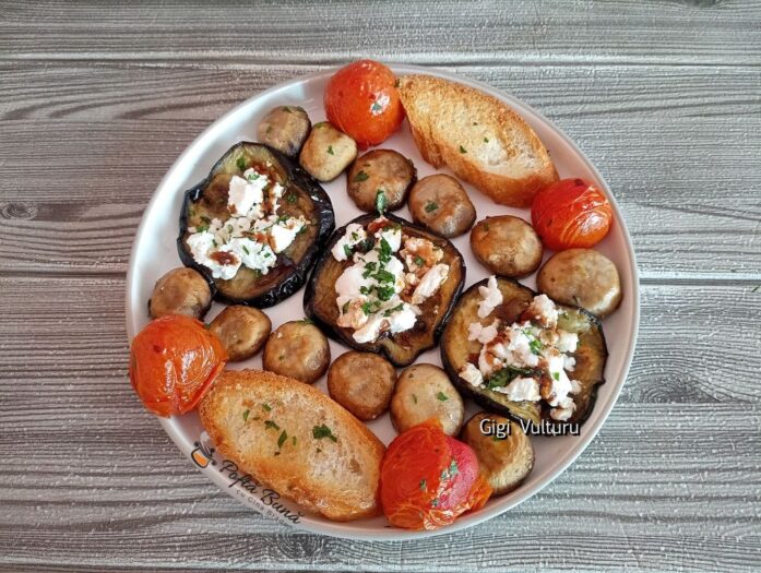 Platou cu vinete, branza, rosii cherry si ciuperci