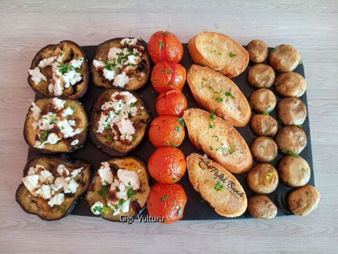 Platou cu vinete, branza, rosii cherry si ciuperci