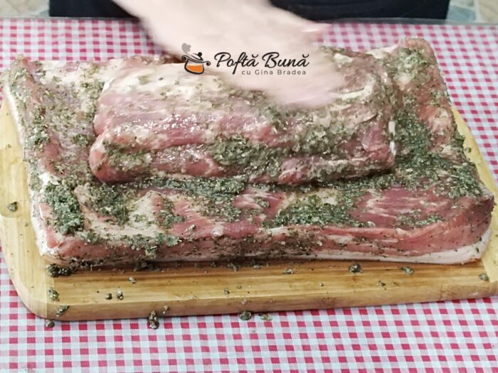 Porchetta reteta originala italiana, vveche de sute de ani, una dintre cele mai renumite retete italine la nivel mondial. E o delicioasa friptura de porc care se serveste rece, feliata fin, in chifle de casa.