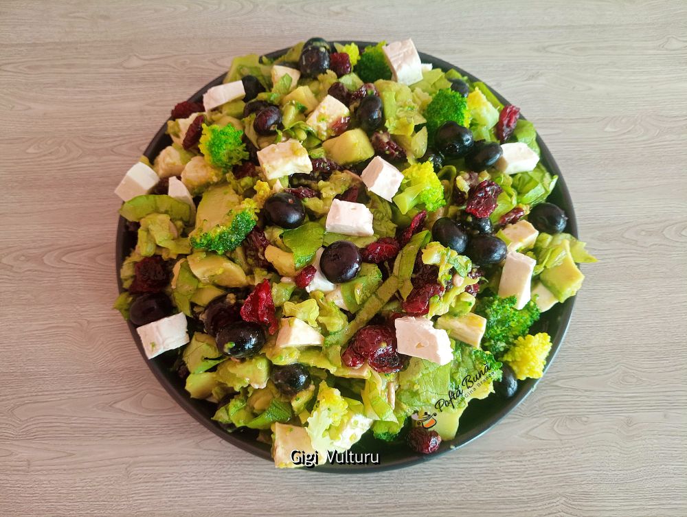 Salata cu broccoli, afine, merisoare si branza