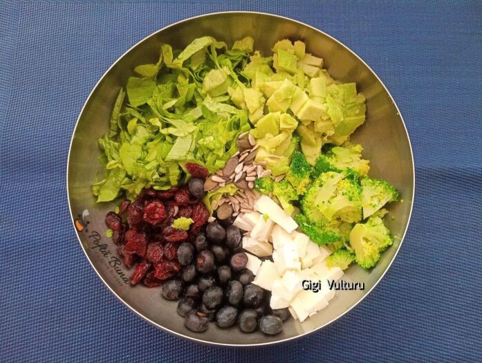 Salata cu broccoli, afine, merisoare si branza salata broccoli afine merisoare branza reteta gina bradea 2 697x525 - Salata cu broccoli, afine, merisoare si branza