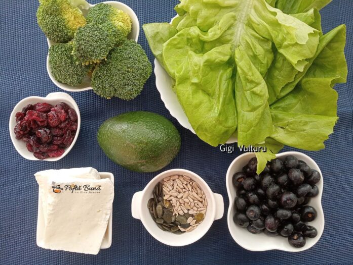 Salata cu broccoli, afine, merisoare si branza salata broccoli afine merisoare branza reteta gina bradea 3 697x525 - Salata cu broccoli, afine, merisoare si branza
