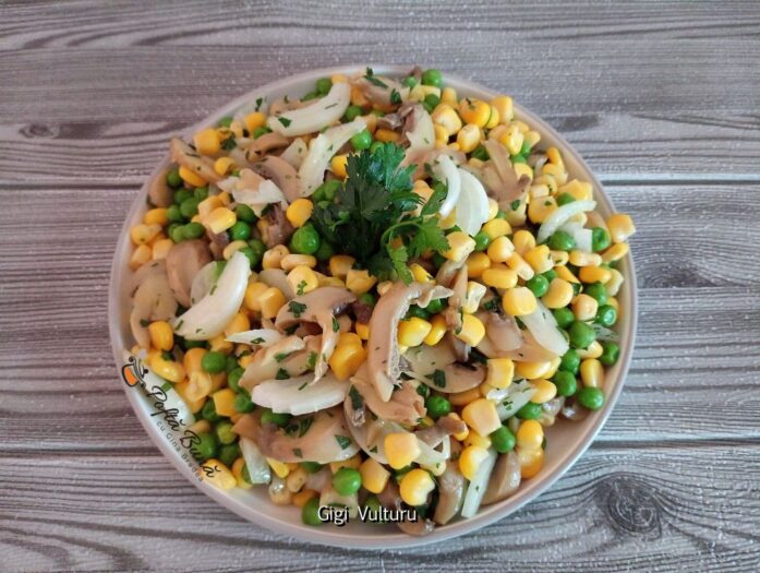 Salata de ciuperci, mazare si porumb
