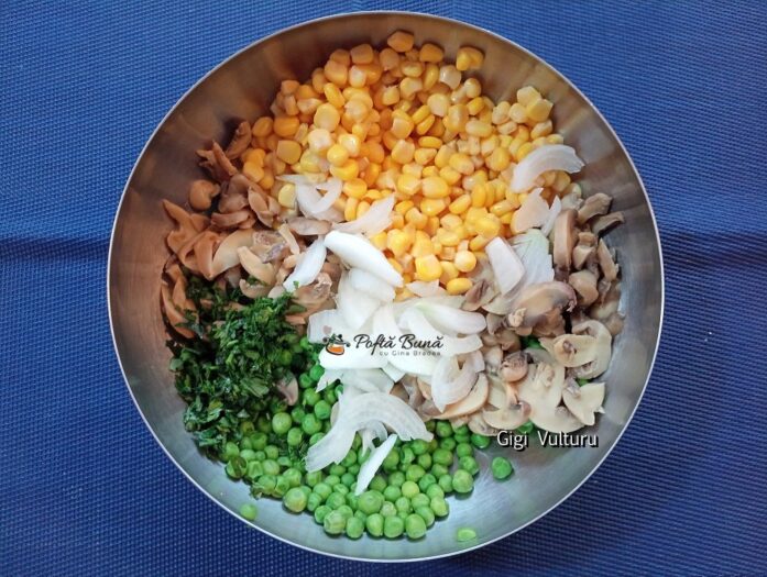 Salata de ciuperci, mazare si porumb