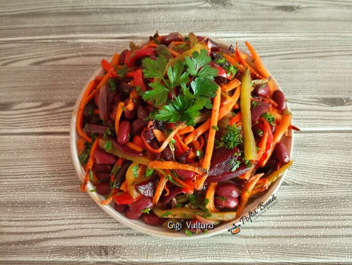 Salata de sfecla rosie cu morcovi, castraveti murati si fasole rosie