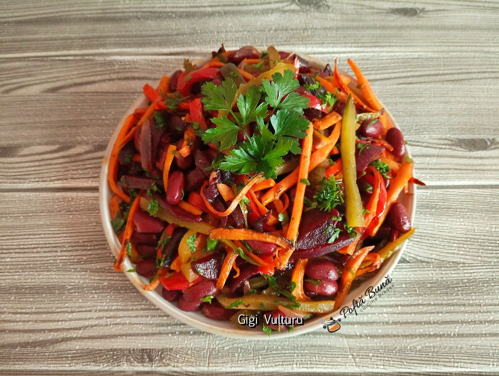 Salata de sfecla rosie cu morcovi, castraveti murati si fasole rosie