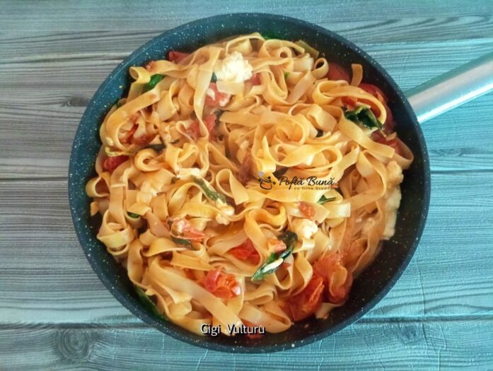 Tagliatelle cu rosii cherry, busuioc si mozzarella