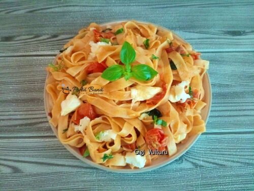 Tagliatelle cu rosii cherry, busuioc si mozzarella