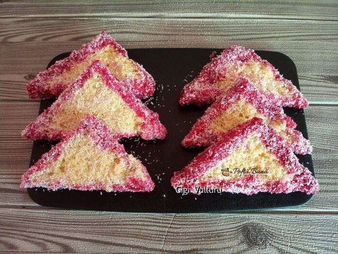 tavalita triunghiuri cu fructe de padure reteta gina bradea 4 697x525 - Tavalita triunghi cu fructe de padure