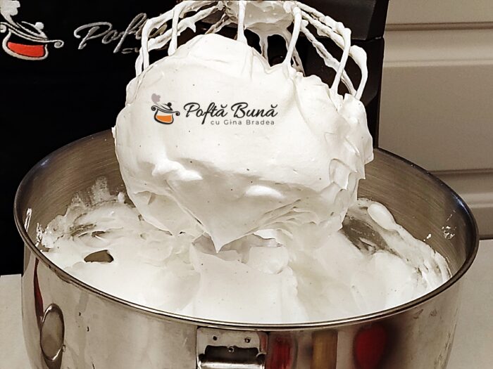 Chec din albusuri cu stafide si rahat, simplu si pufos