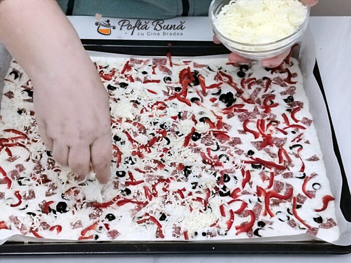 Pizza turnata la tava Pizza turnata la tava