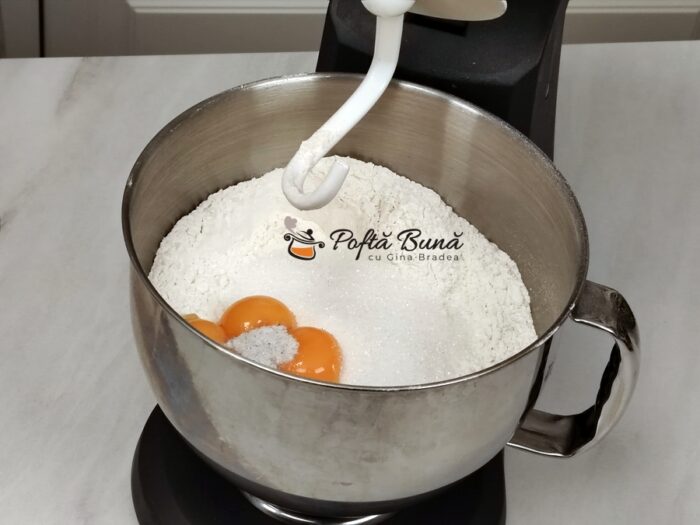 Rulouri cu scortisoara si crema de branza cinnamon rolls reteta gina bradea 3 700x525 - Rulouri cu scortisoara si crema de branza cinnamon rolls