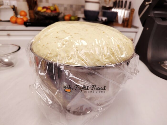 Rulouri cu scortisoara si crema de branza cinnamon rolls reteta gina bradea 4 700x525 - Rulouri cu scortisoara si crema de branza cinnamon rolls