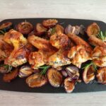 Aripi de pui cu ceapa rosie si prune