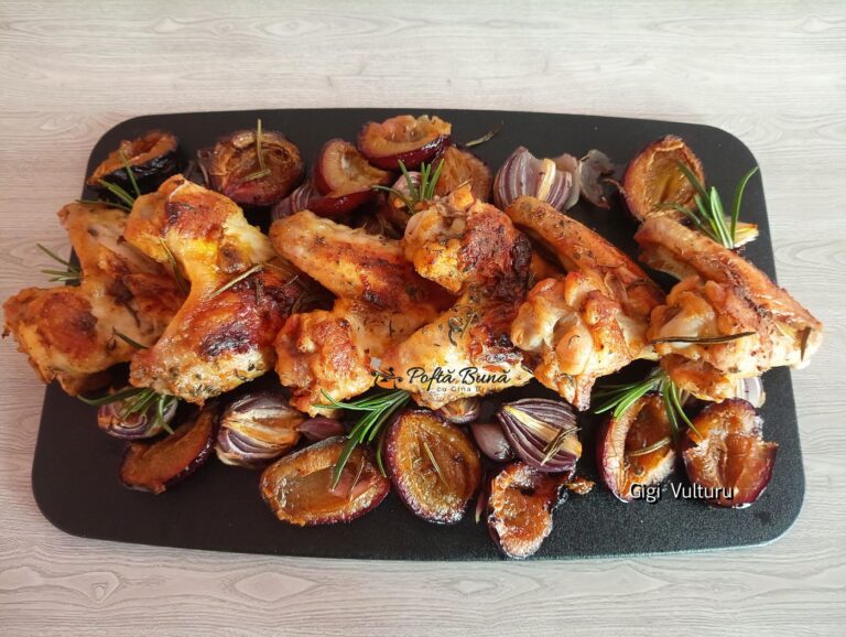 Aripi de pui cu ceapa rosie si prune