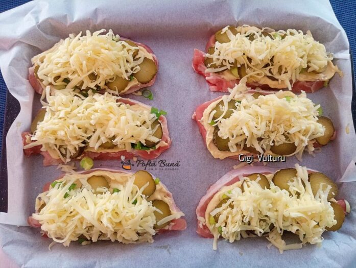 cotlet de porc mozzarella ceapa castraveti murati reteta 2 697x525 - Cotlet de porc cu mozzarella, ceapa si castraveti murati