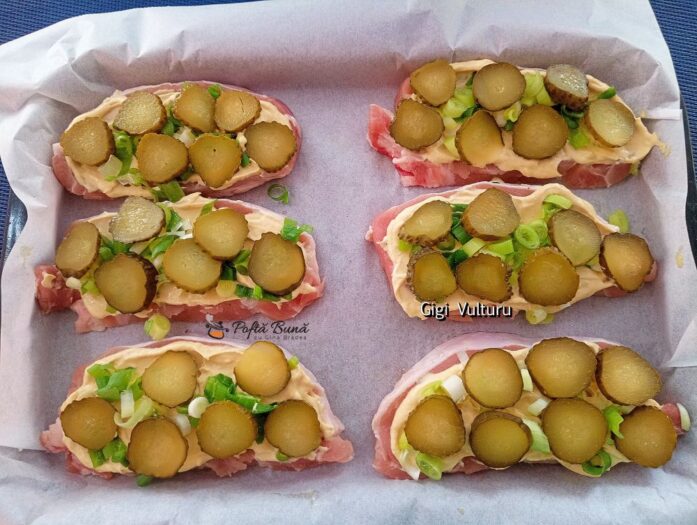 cotlet de porc mozzarella ceapa castraveti murati reteta 3 697x525 - Cotlet de porc cu mozzarella, ceapa si castraveti murati
