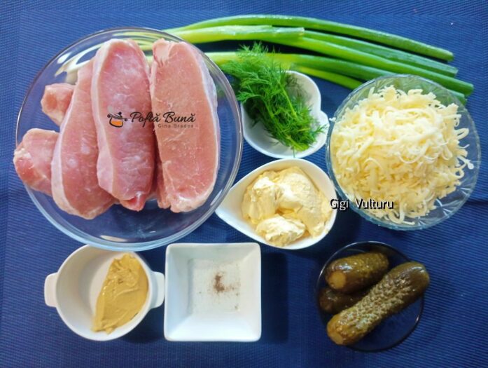 cotlet de porc mozzarella ceapa castraveti murati reteta 4 697x525 - Cotlet de porc cu mozzarella, ceapa si castraveti murati