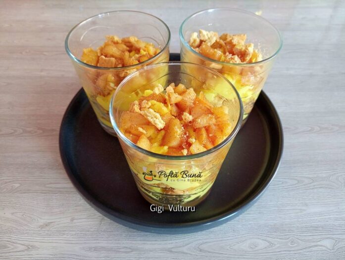 Crumble la pahar cu mere Crumble la pahar cu mere