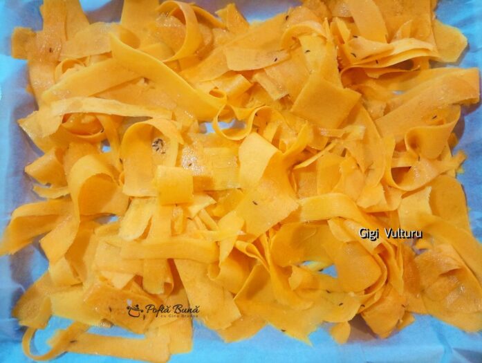 fasii dovleac patrunjel seminte reteta gina bradea 3 697x525 - Fasii de dovleac cu patrunjel si seminte