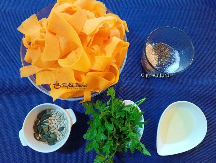 fasii dovleac patrunjel seminte reteta gina bradea 4 697x525 - Fasii de dovleac cu patrunjel si seminte