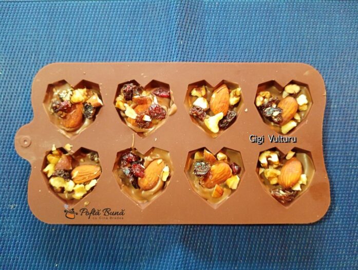 inimioare ciocolata fructe uscate reteta gina bradea 2 697x525 - Inimioare din ciocolata cu mix de fructe uscate