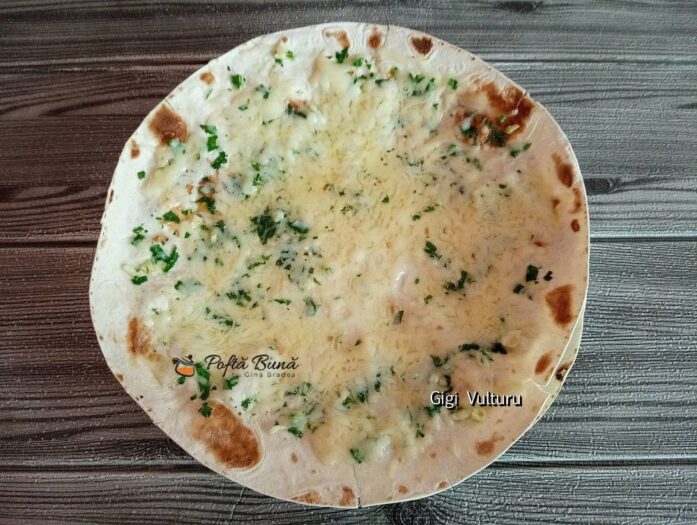 Lipii cu usturoi, crema de branza si mozzarella Lipii cu usturoi, crema de branza si mozzarella