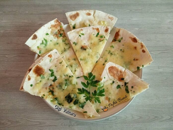 Lipii cu usturoi, crema de branza si mozzarella Lipii cu usturoi, crema de branza si mozzarella